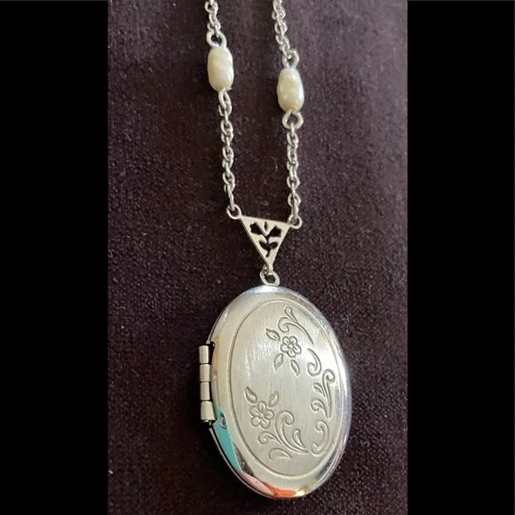 Avon Silver Tone Oval Shaped Locket With floral Design & Pearls - Picture 5 of 7